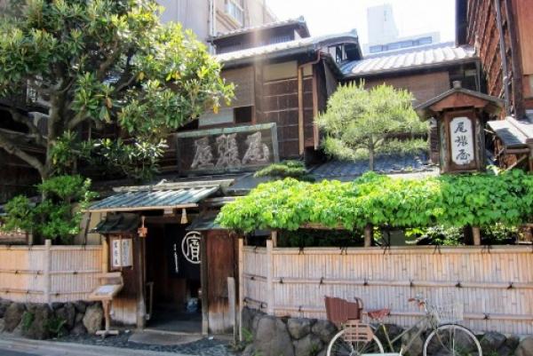Honke Owariya nổi tiếng với danh hiệu quán mì soba ngon nhất và cũng lâu đời nhất cố đô Kyoto. Quán 